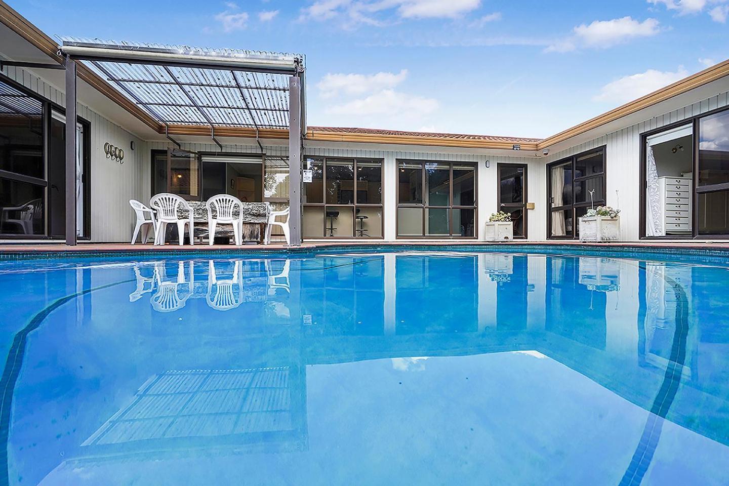 Wow, Spacious Home With A Pool Hamilton Exterior photo