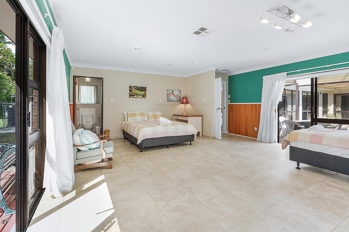 Wow, Spacious Home With A Pool Hamilton Exterior photo