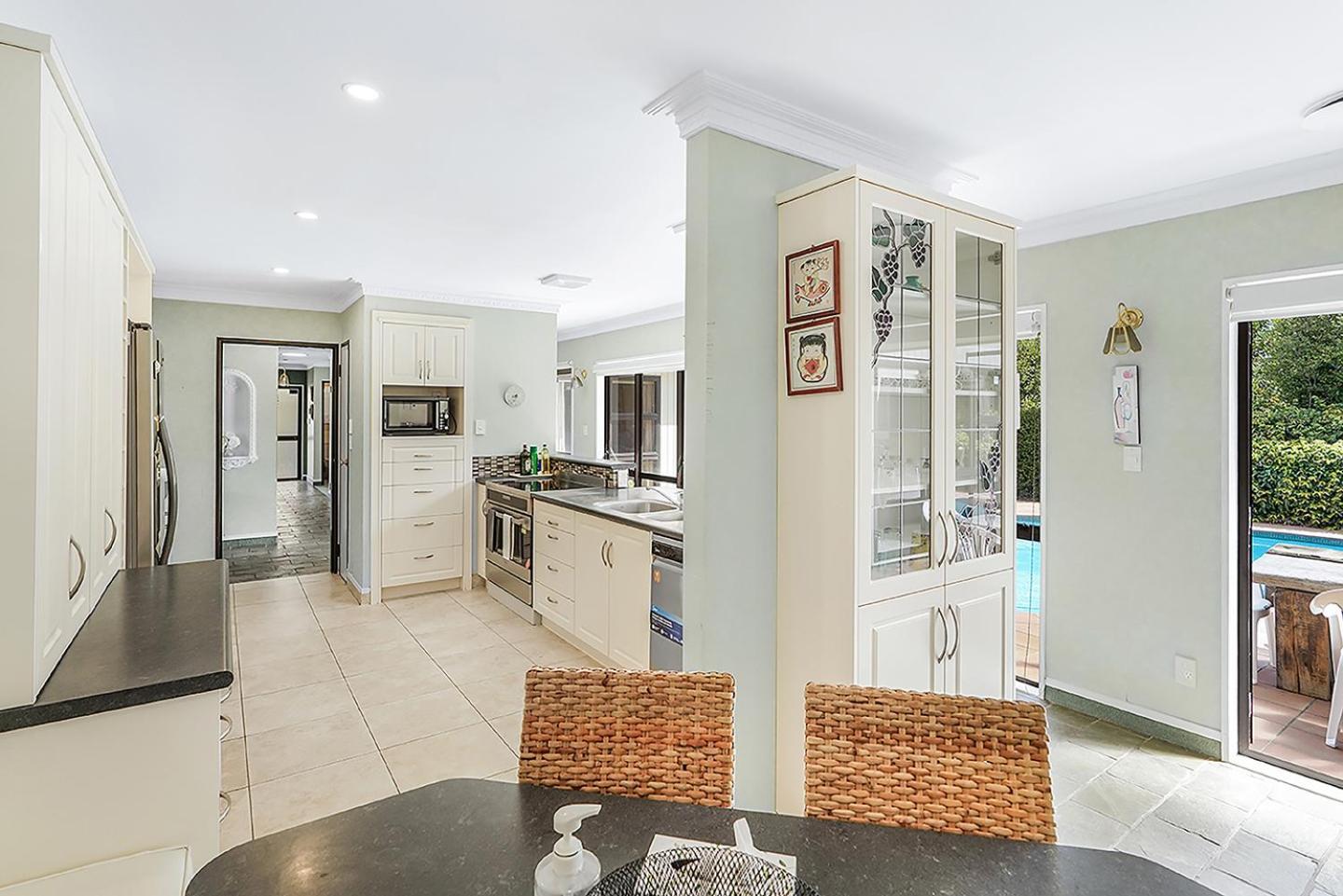Wow, Spacious Home With A Pool Hamilton Exterior photo